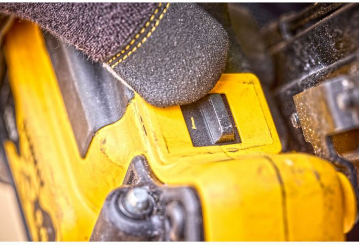 Пістолет цвяхозабивний акумуляторний безщітковий DeWALT DCN930N