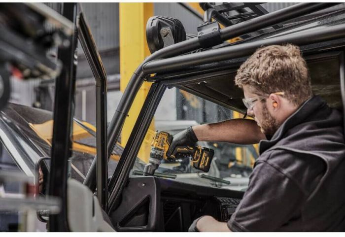 Дриль-шуруповерт акумуляторний безщітковий зі змінними насадками DeWALT DCD703NT