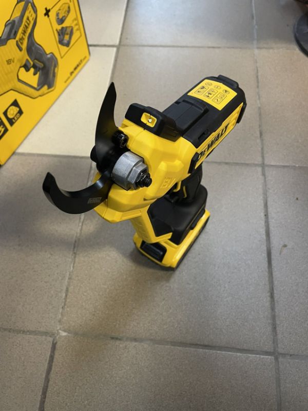 Ножниці садові - секатор акумуляторний DeWALT DCMPP568P1