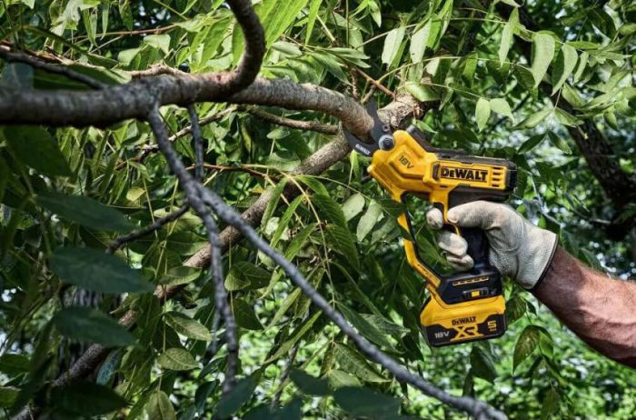 Ножиці садові - акумуляторний секатор DeWALT DCMPP568N