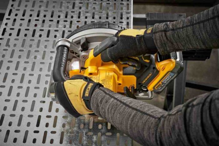 Пилка дискова по металу акумуляторна DeWALT DCS383H2