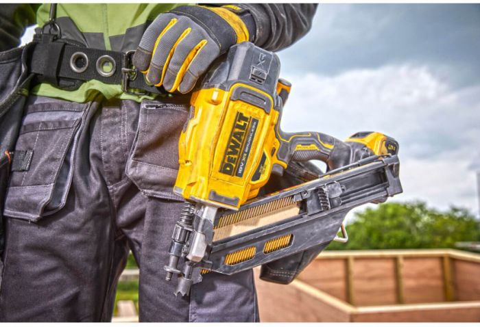 Пістолет цвяхозабивний акумуляторний безщітковий DeWALT DCN930P2