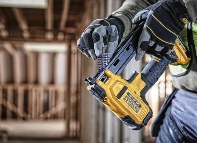 Степлер скобозабивний акумуляторний DeWALT DCN701D2