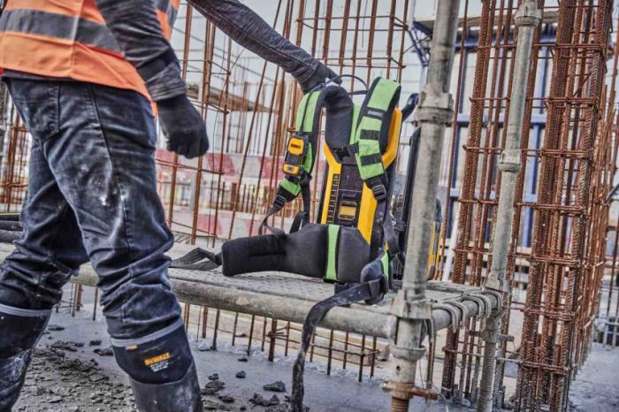 Вібратор-наплічник глибинний акумуляторний POWERSHIFT DeWALT DCPS310N