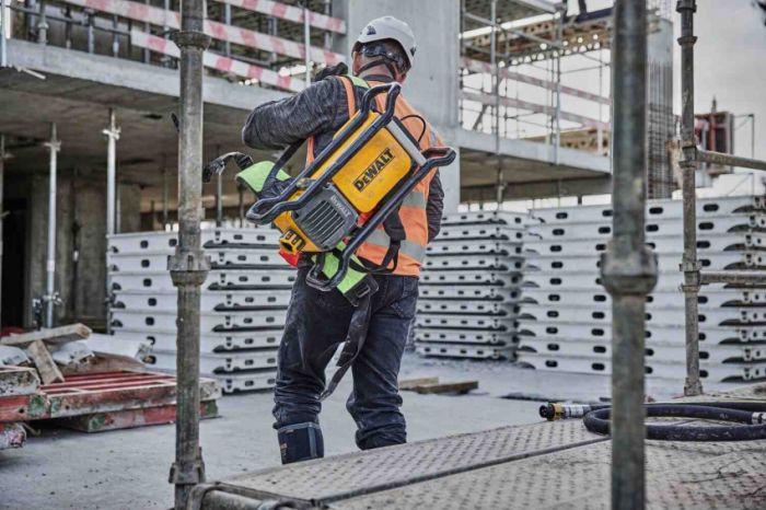 Вібратор-наплічник глибинний акумуляторний POWERSHIFT DeWALT DCPS310N