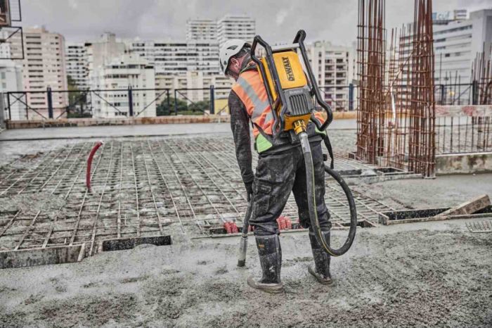 Вібратор-наплічник глибинний акумуляторний POWERSHIFT DeWALT DCPS310N