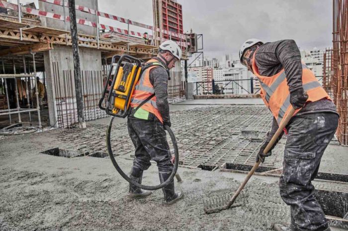 Вібратор-наплічник глибинний акумуляторний POWERSHIFT DeWALT DCPS310N